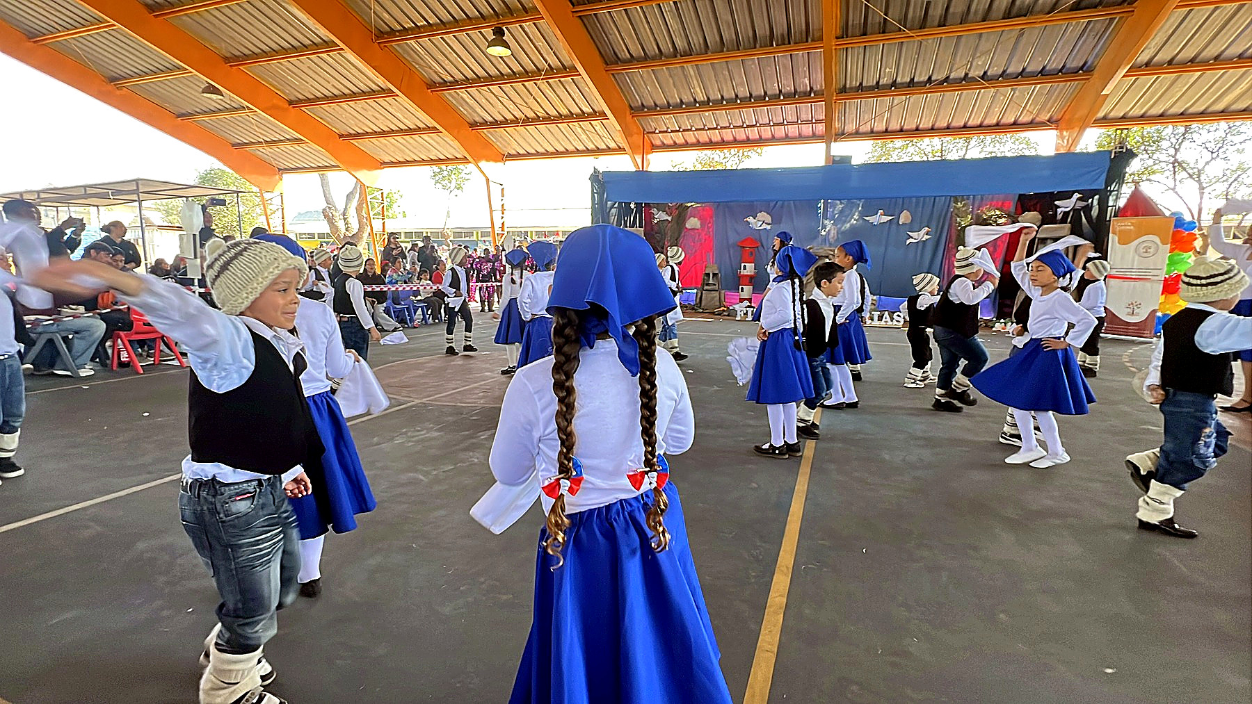 Estudiantes de 1.º básico durante su baile
