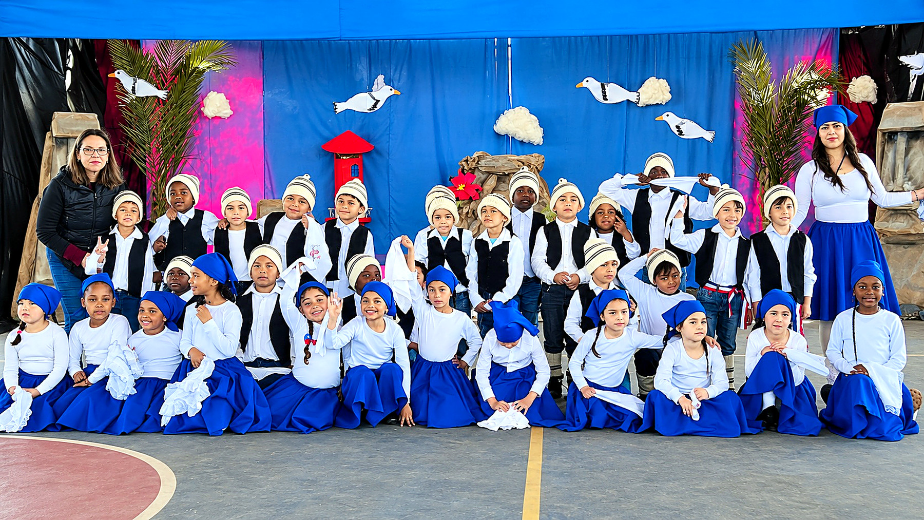 Fotografía grupal de 1.º básico y sus docentes