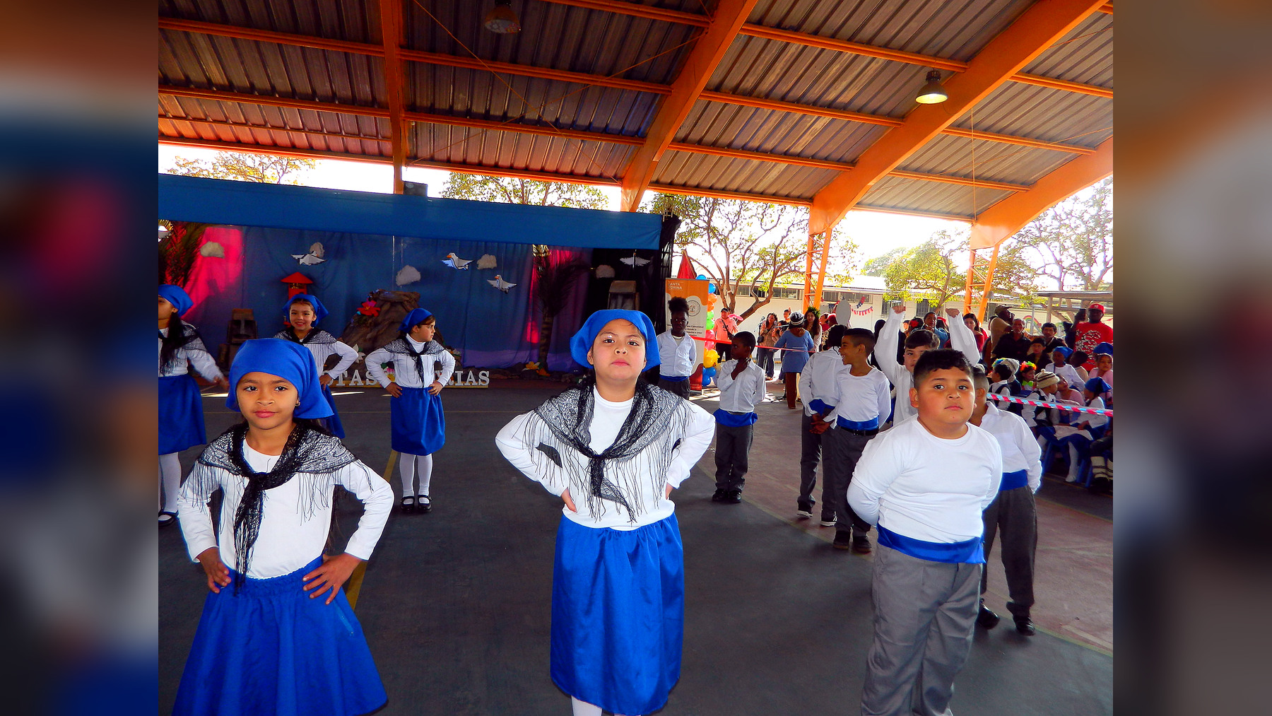 Estudiantes de 2.º básico presentando La Trastrasera en el Acto de Fiestas Patrias