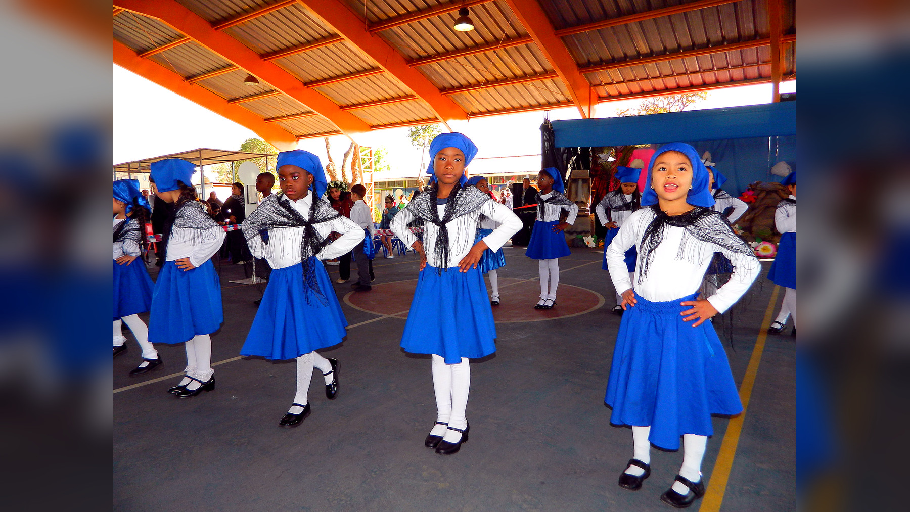 Estudiantes de 2.º básico presentando La Trastrasera en el Acto de Fiestas Patrias