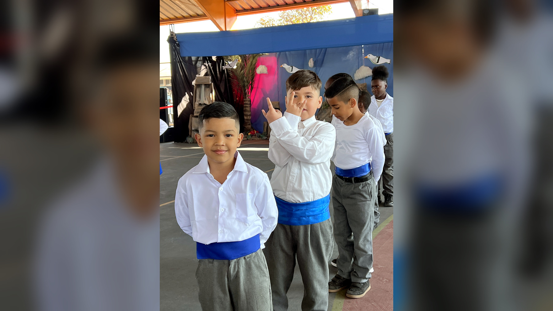 Primer plano de estudiantes de 2.º básico durante la presentación de La Trastrasera