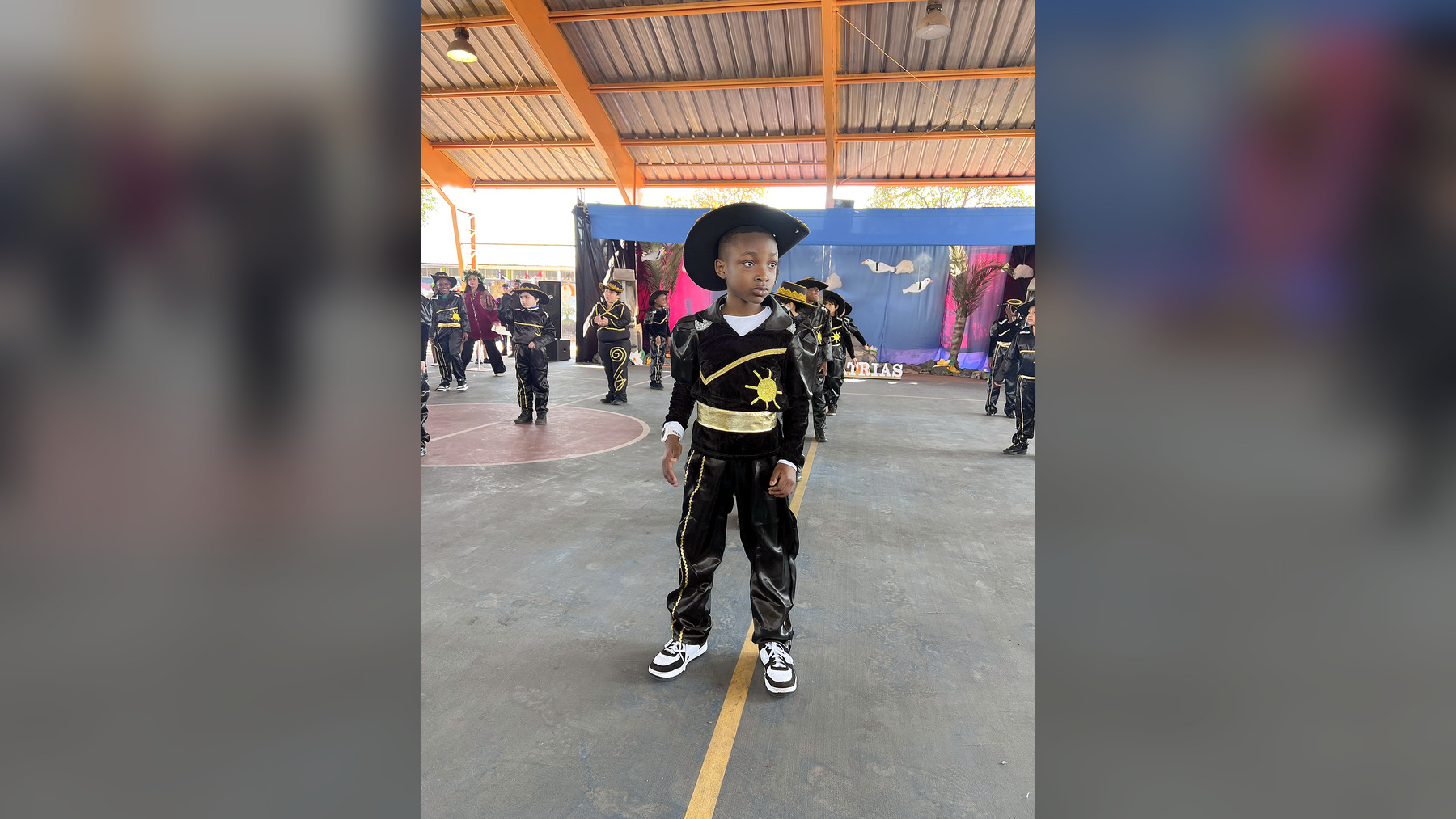 Estudiante de 3.º básico durante la presentación de Negrita