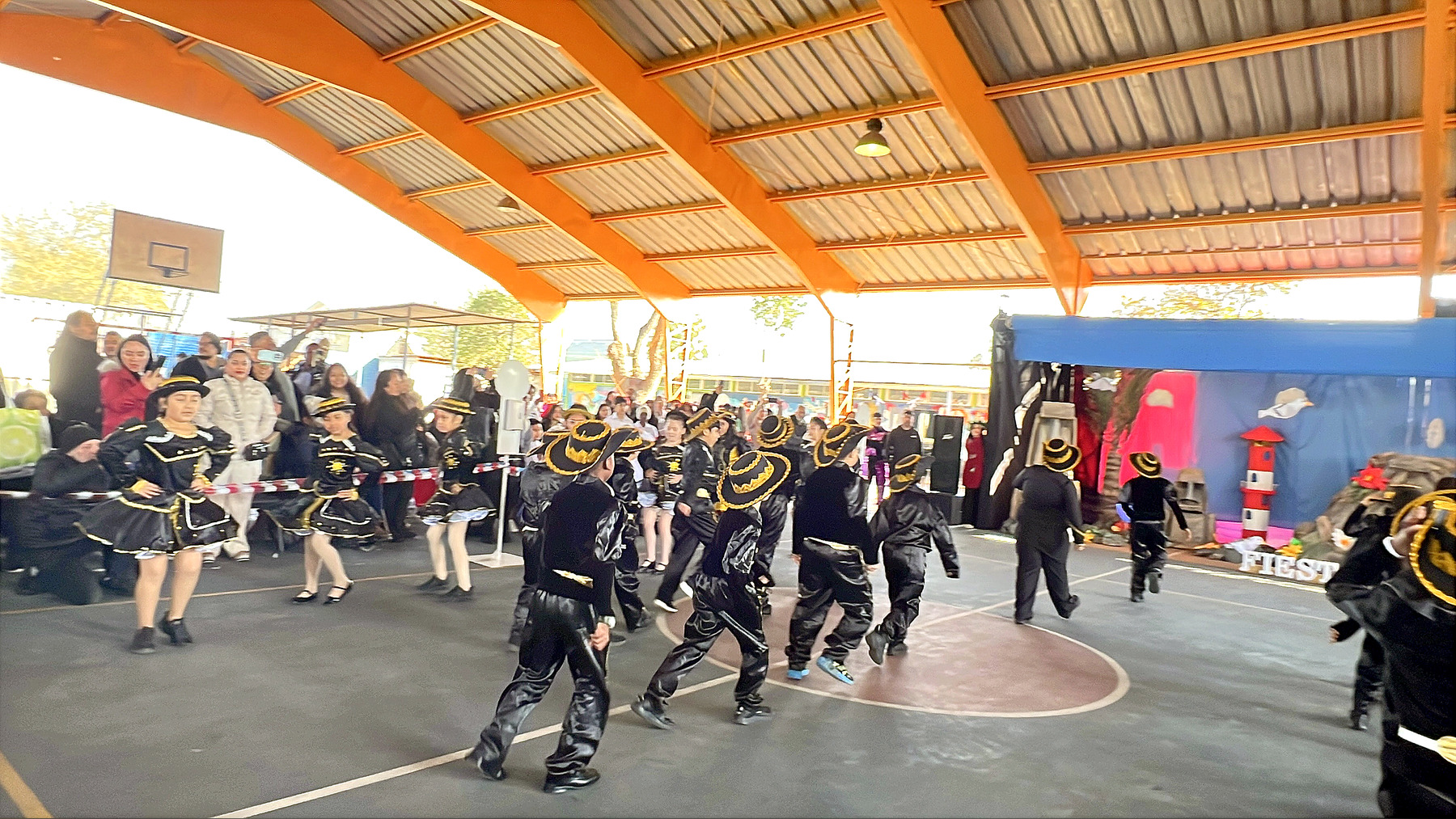 Estudiantes de 3.º básico bailando Negrita en el Acto de Fiestas Patrias