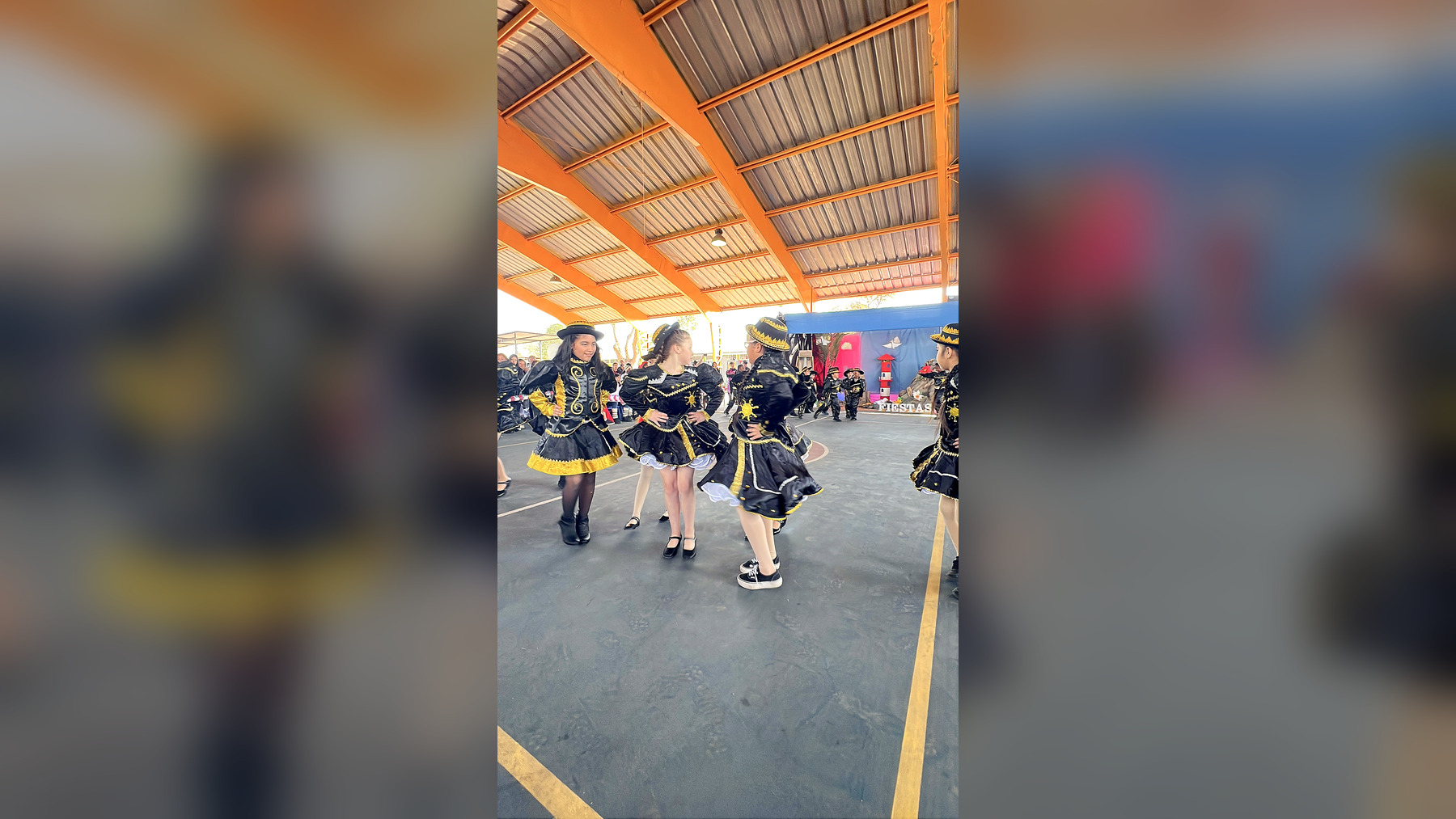 Estudiantes de 3.º básico mostrando su vestuario durante Negrita