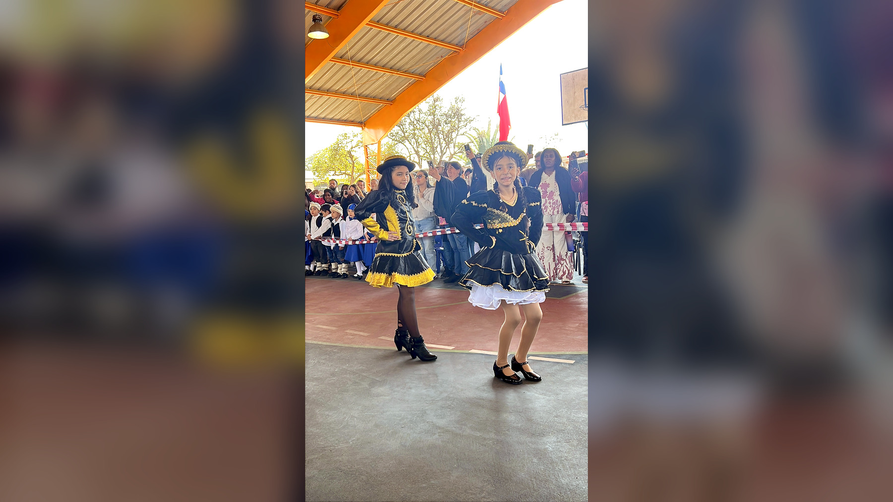 Pareja de estudiantes de 3.º básico durante la presentación de Negrita