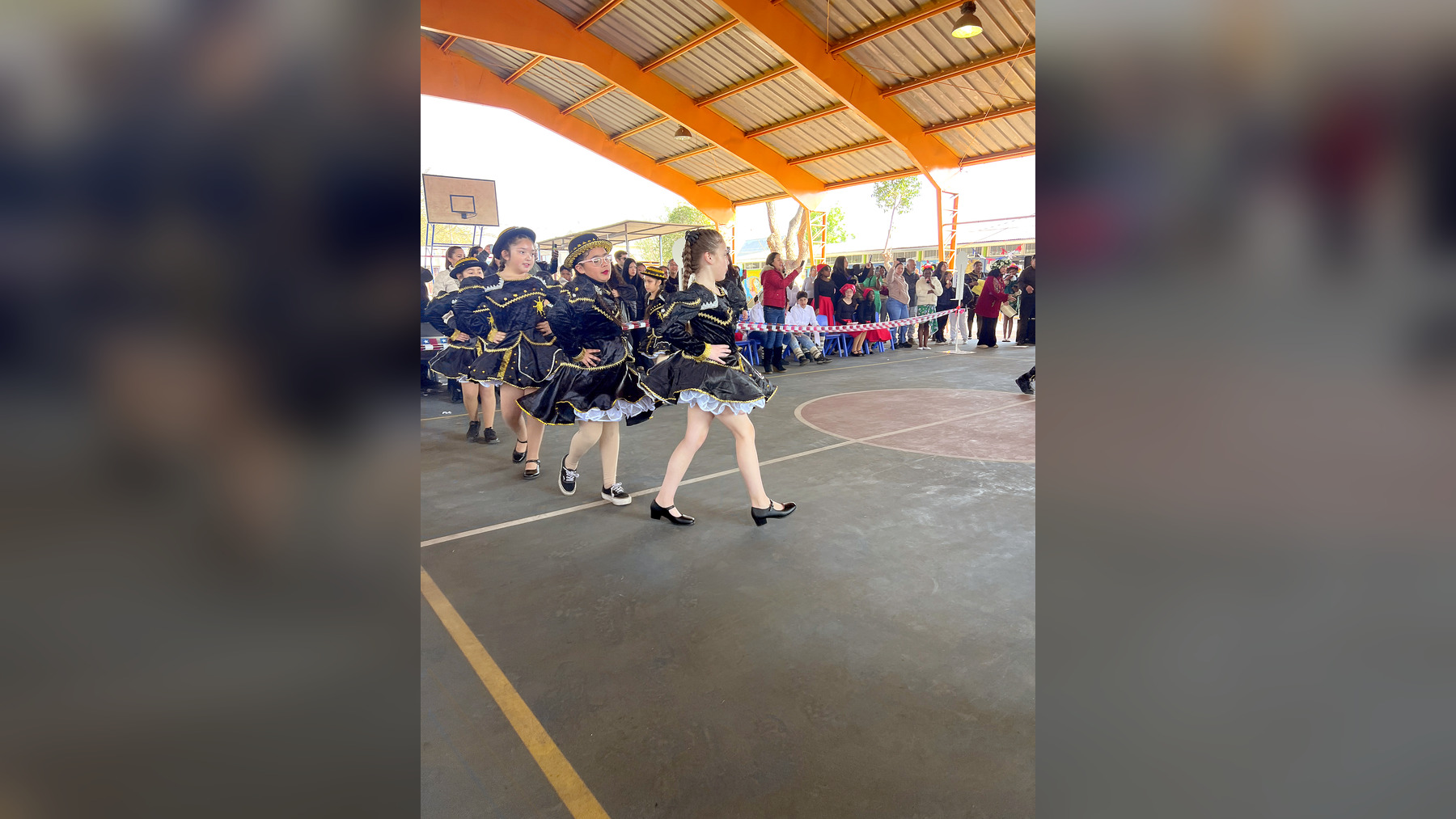 Estudiantes de 3.º básico participando en la coreografía de Negrita