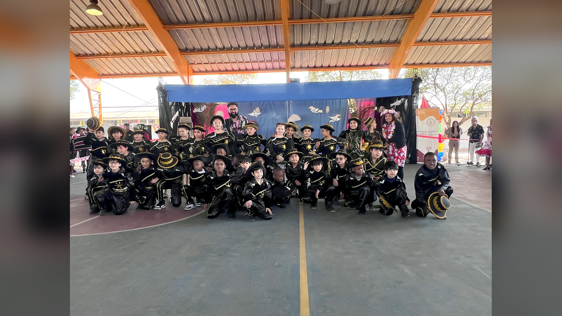 Fotografía grupal de 3.º básico junto a sus docentes