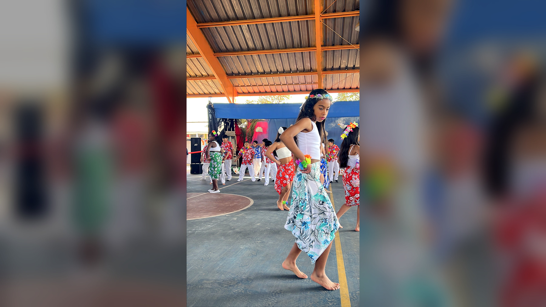 Estudiantes de 5.º básico bailando Ko Matou Nei en el acto escolar