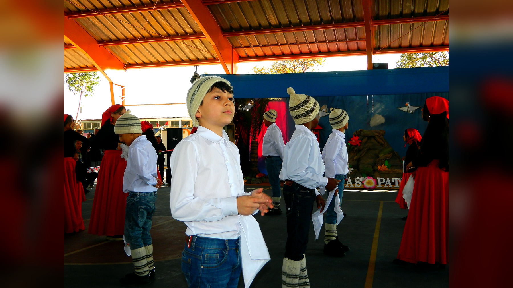 Participante de 6.º básico interpretando el baile Chocolate