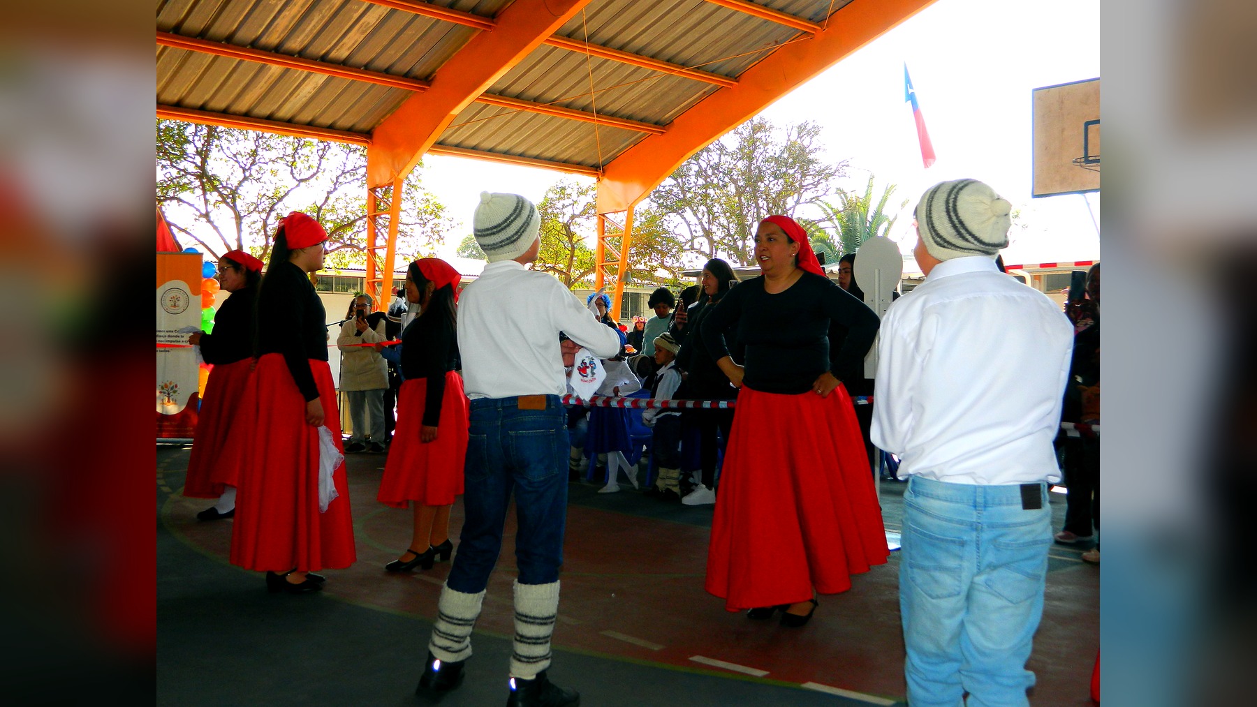 Grupo de 6.º básico con vestuario rojo y blanco