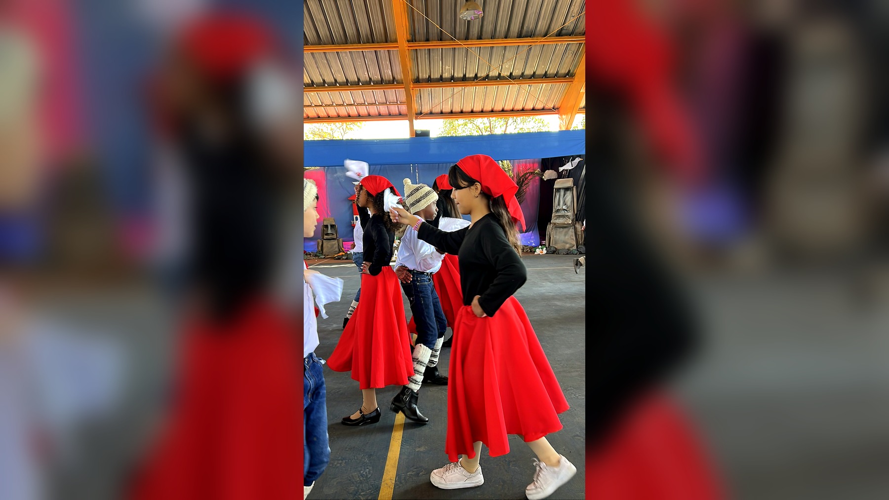 Pareja de estudiantes de 6.º básico durante la coreografía