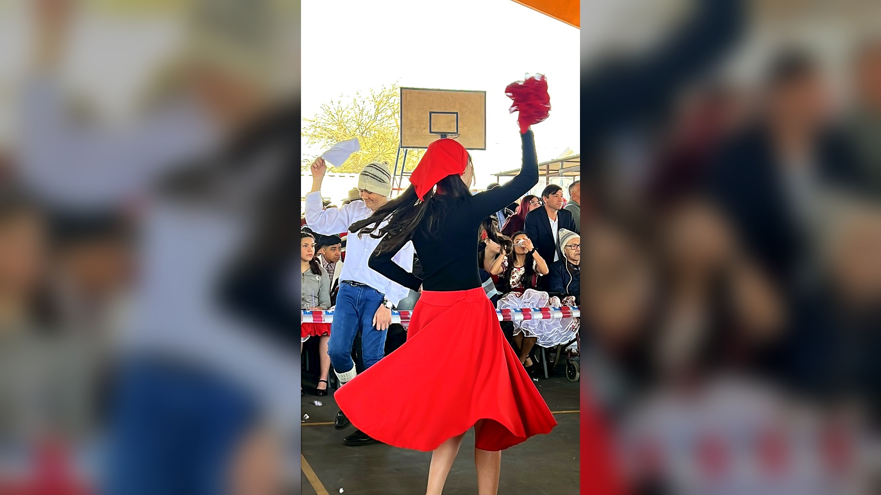 Estudiante de 6.º básico realizando un giro en la presentación