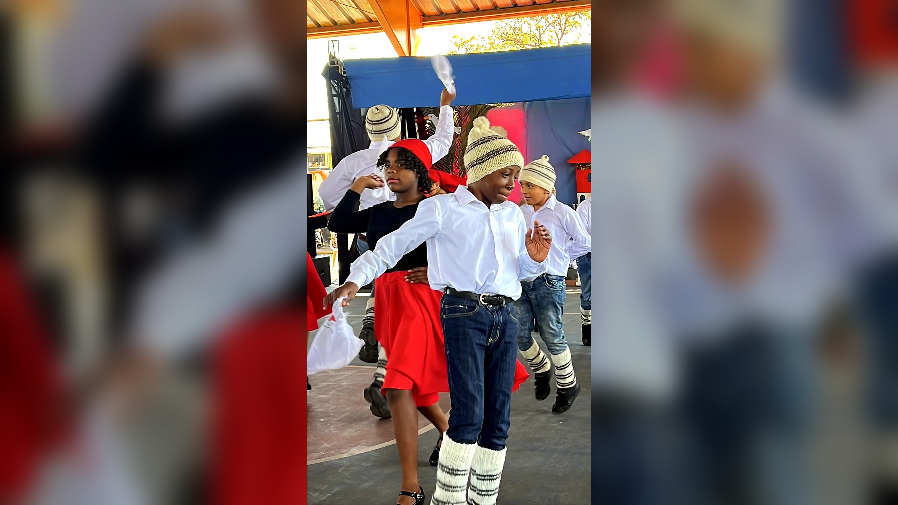 Estudiantes de 6.º básico bailando con entusiasmo