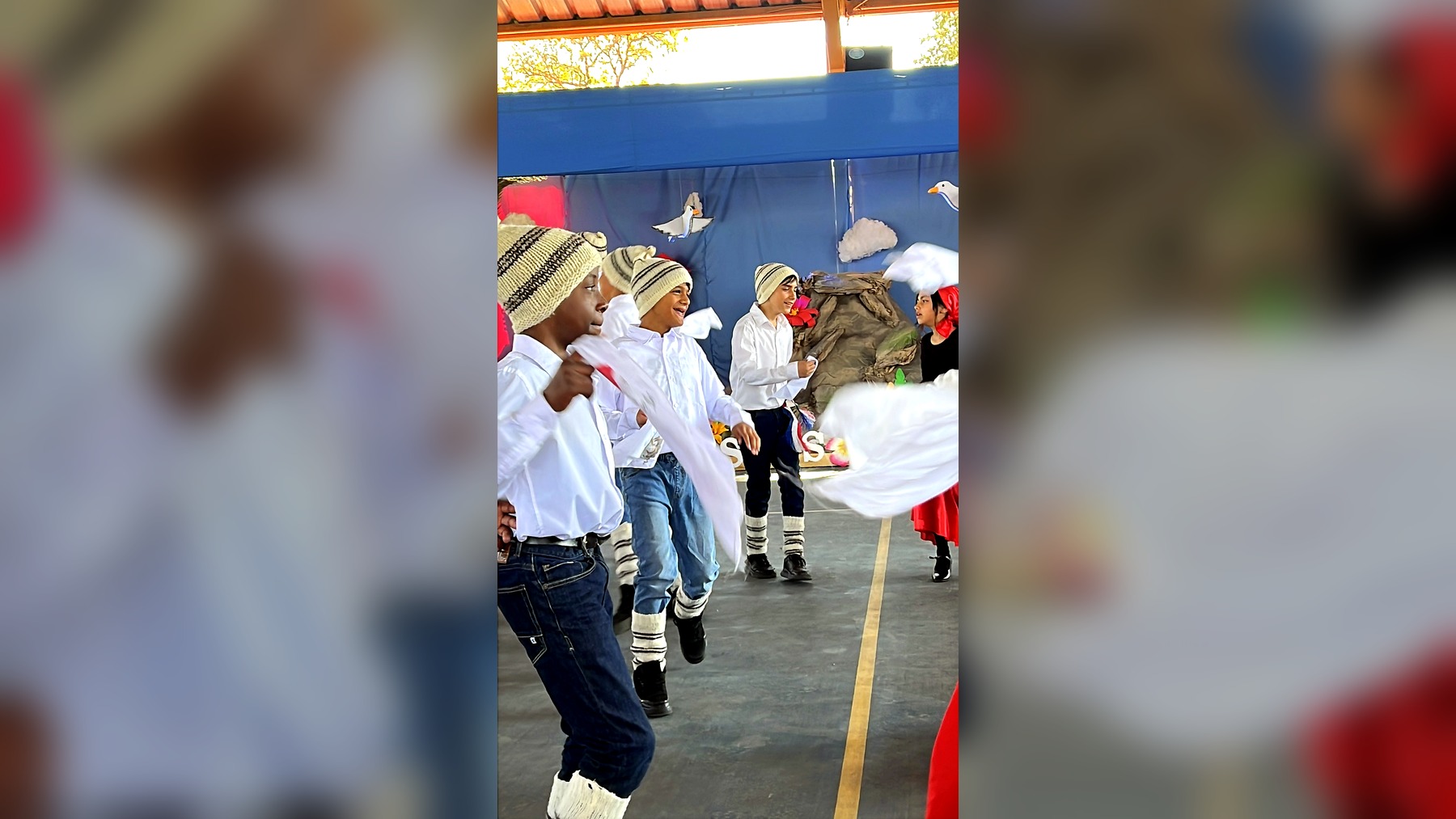 Grupo de estudiantes de 6.º básico coordinando la coreografía