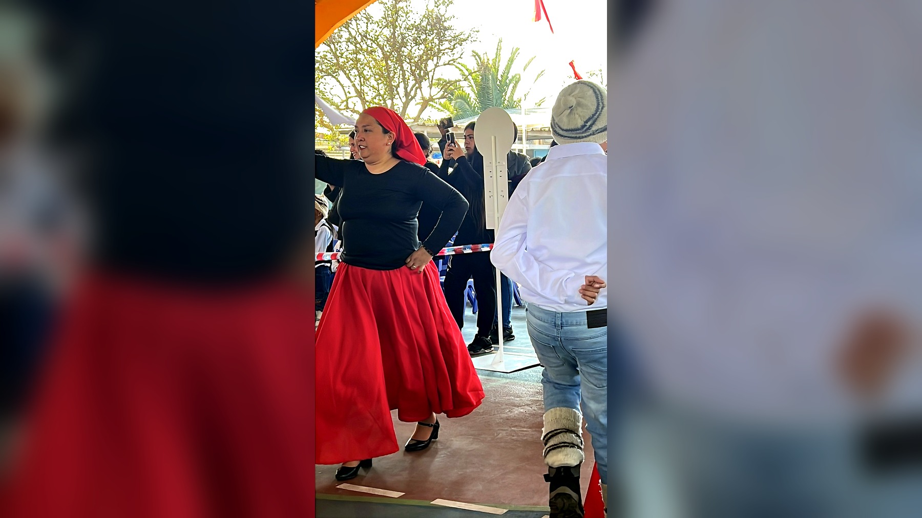 Participantes de 6.º básico en un momento del baile Chocolate