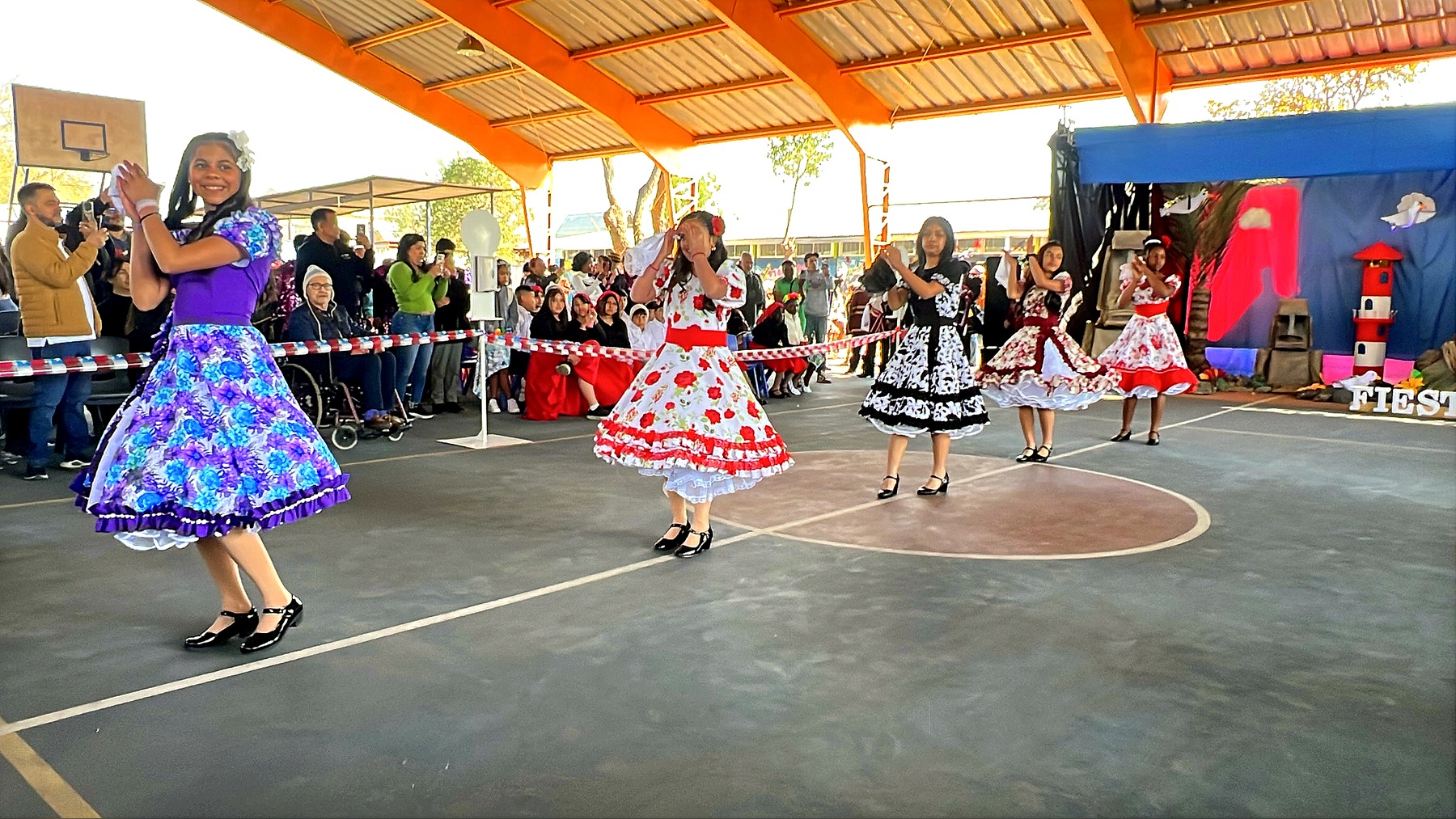 Estudiantes de 7.º básico durante la presentación de cueca Pequeña Mía