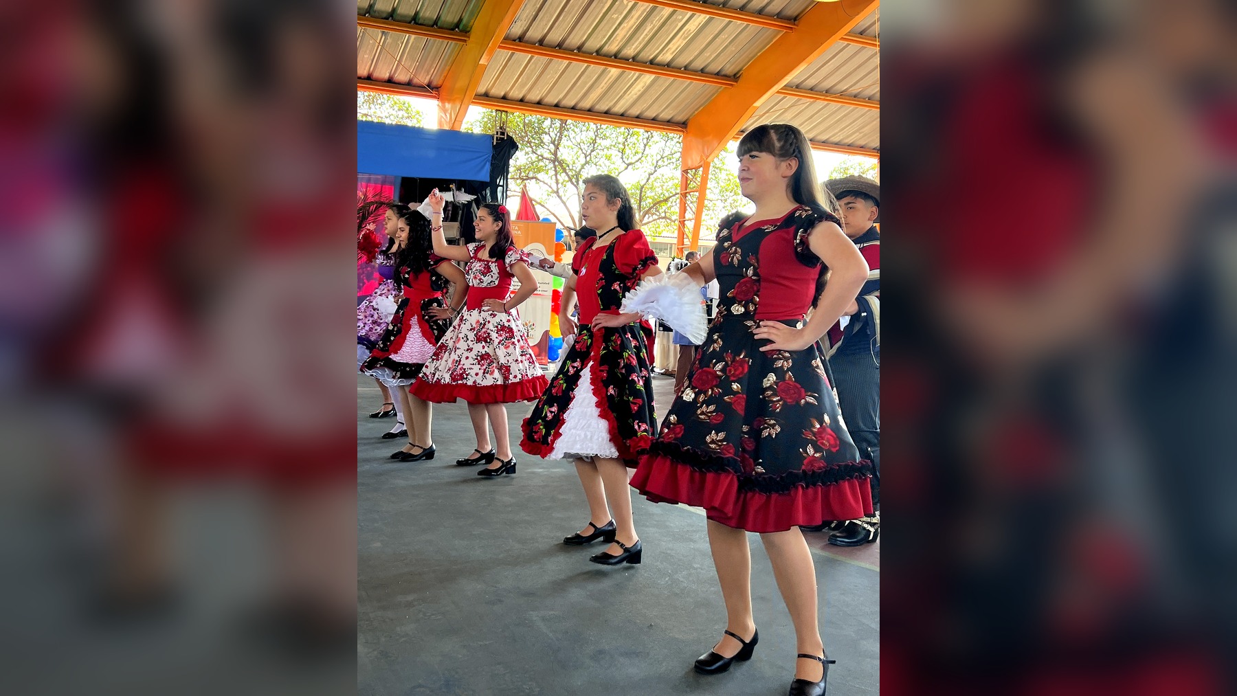 Estudiantes de 7.º básico durante la presentación de cueca Pequeña Mía