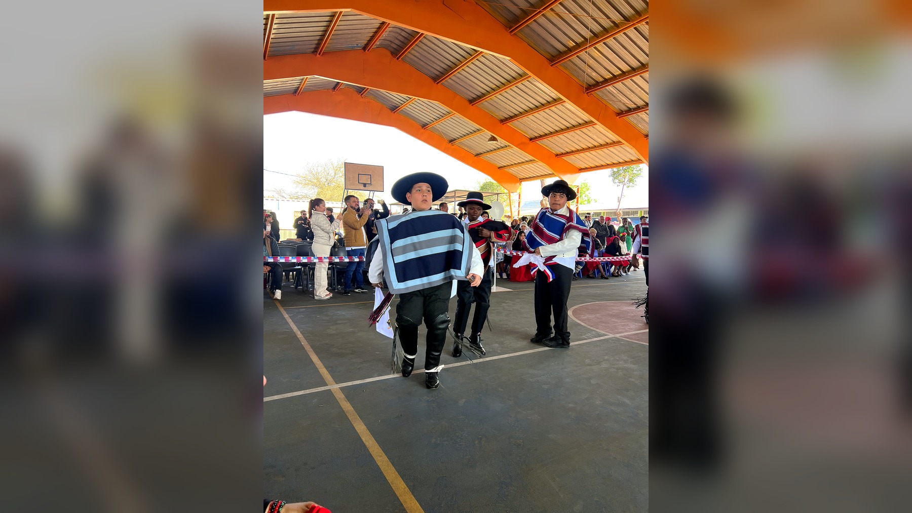 Estudiantes de 7.º básico durante la presentación de cueca Pequeña Mía