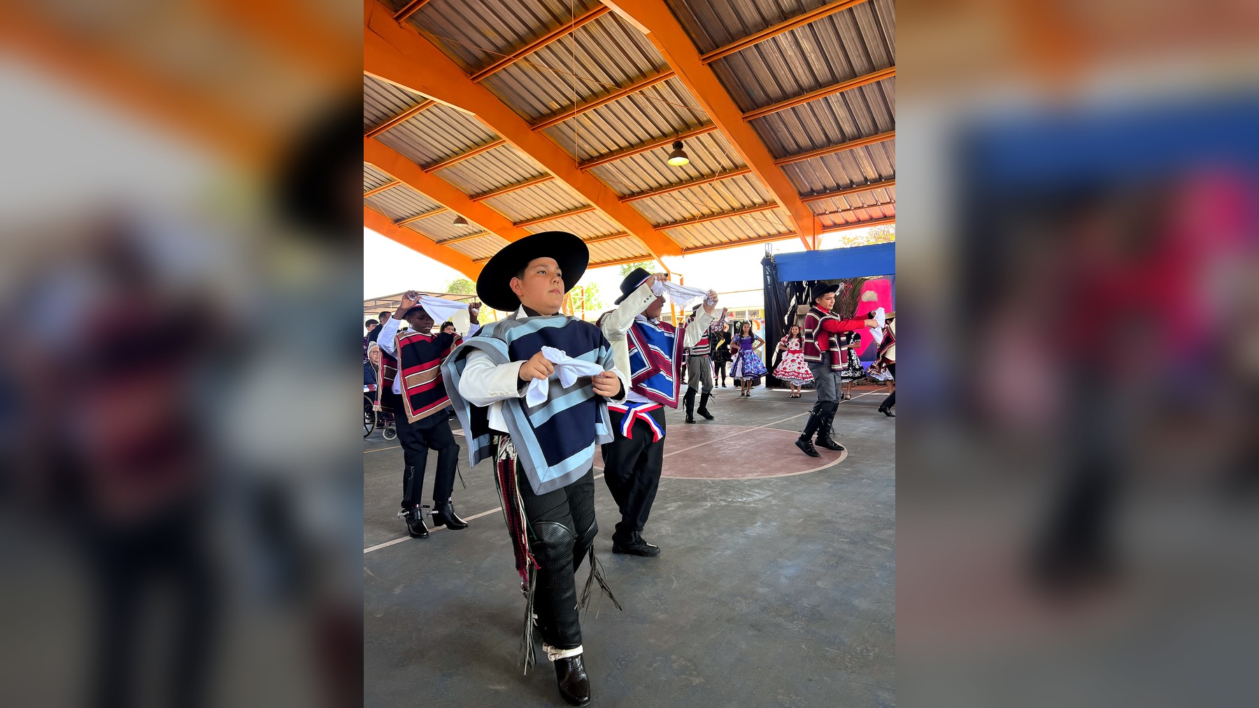 Estudiantes de 7.º básico durante la presentación de cueca Pequeña Mía
