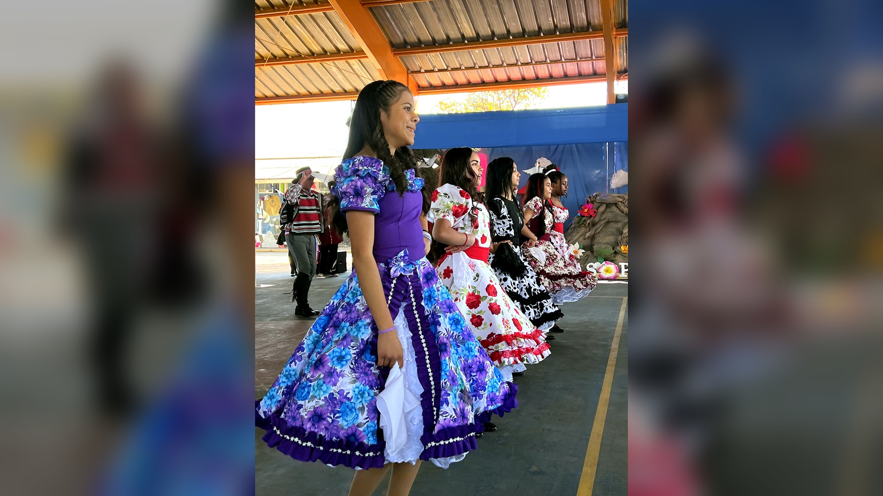 Estudiantes de 7.º básico durante la presentación de cueca Pequeña Mía