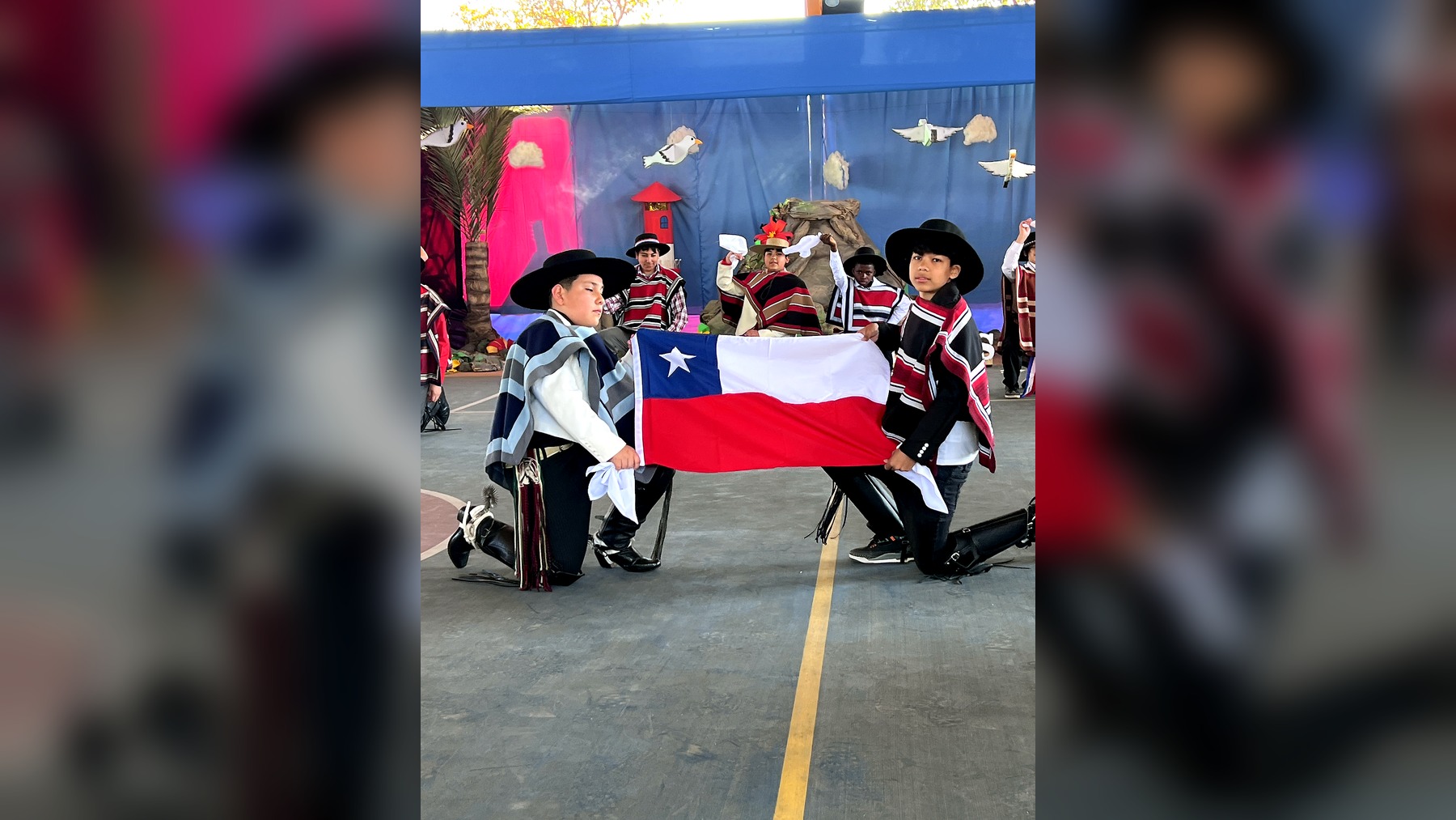 Estudiantes de 7.º básico durante la presentación de cueca Pequeña Mía