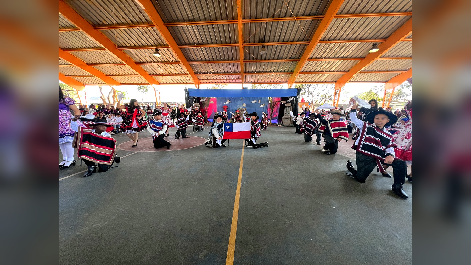 Estudiantes de 7.º básico durante la presentación de cueca Pequeña Mía