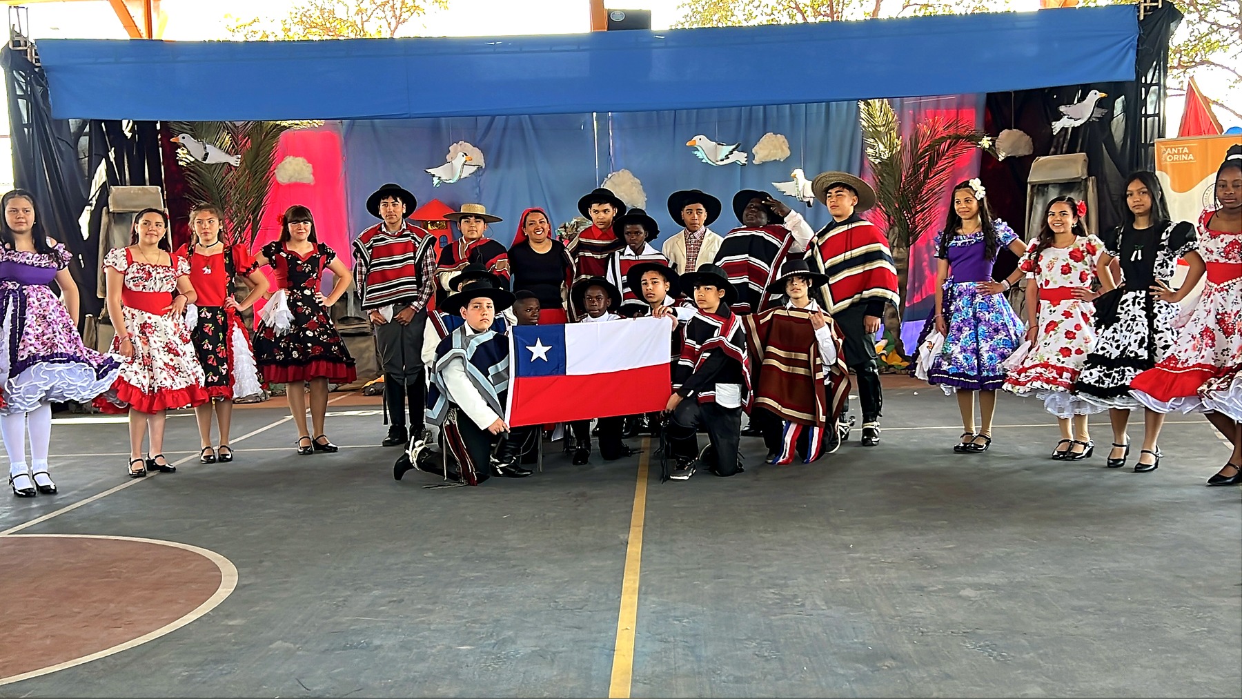 Estudiantes de 7.º básico durante la presentación de cueca Pequeña Mía