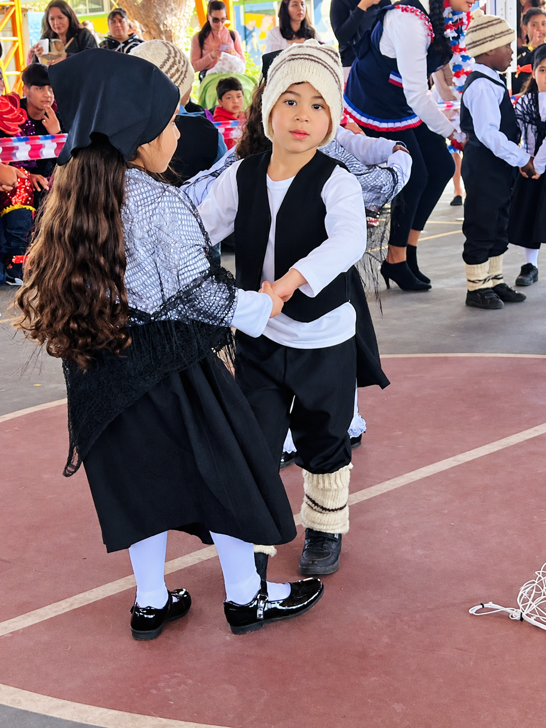 Estudiantes de Prekínder durante el baile