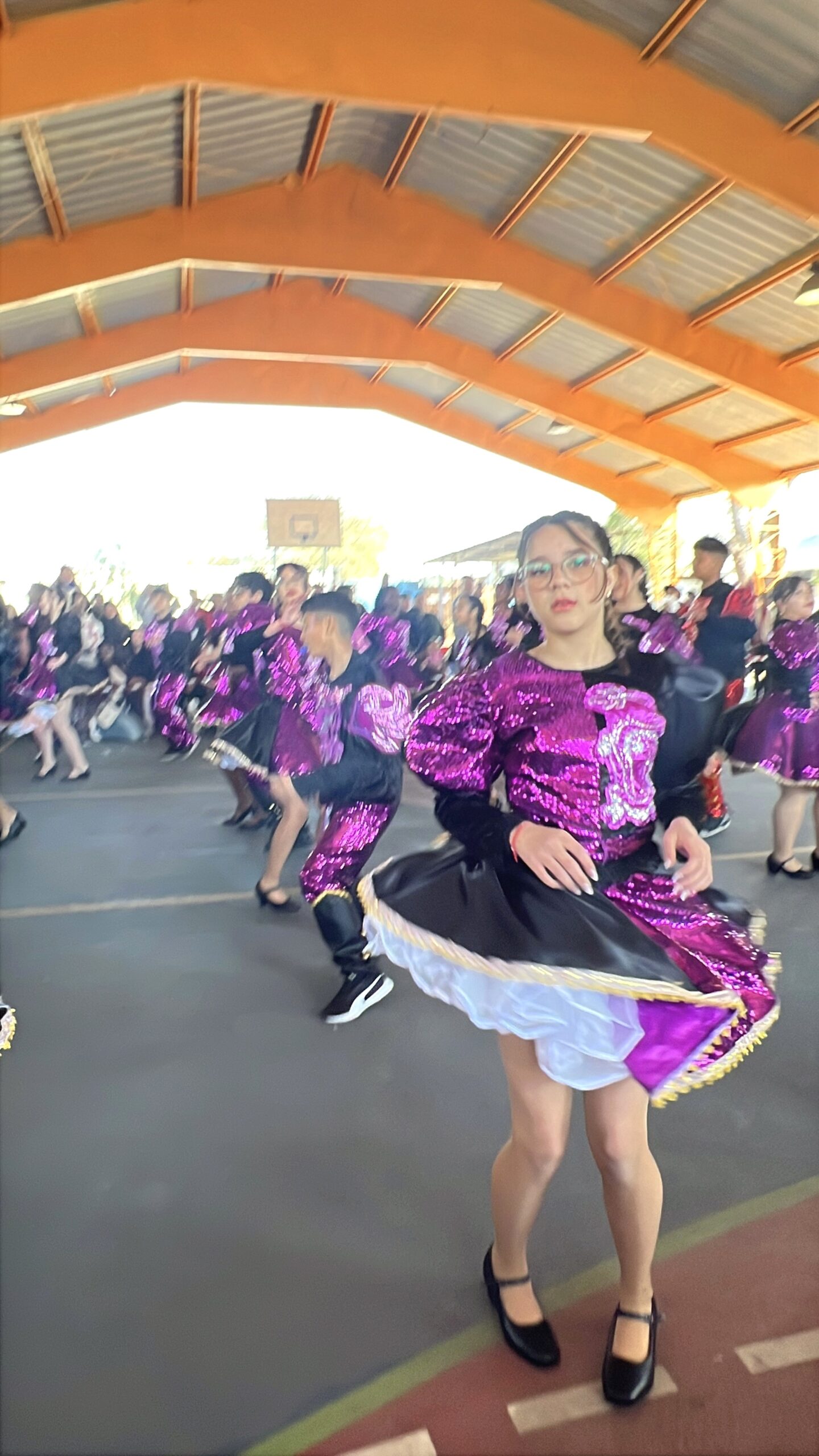 Estudiantes de 8.º básico durante el baile Andu – Caporal (2 de 15)