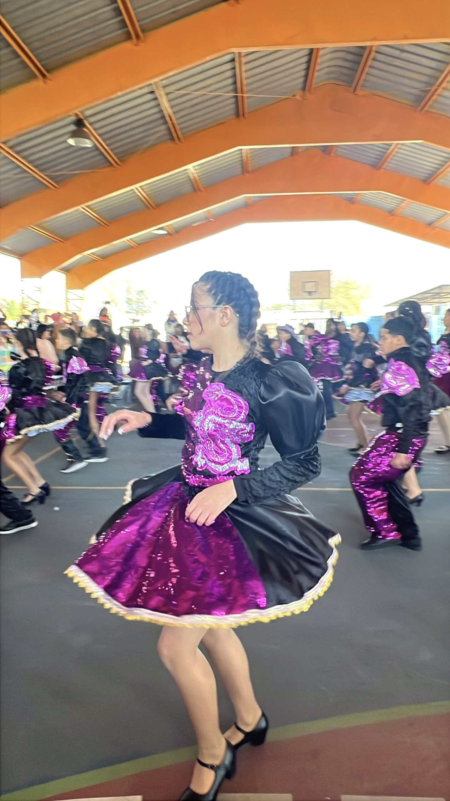 Estudiantes de 8.º básico durante el baile Andu – Caporal (3 de 15)