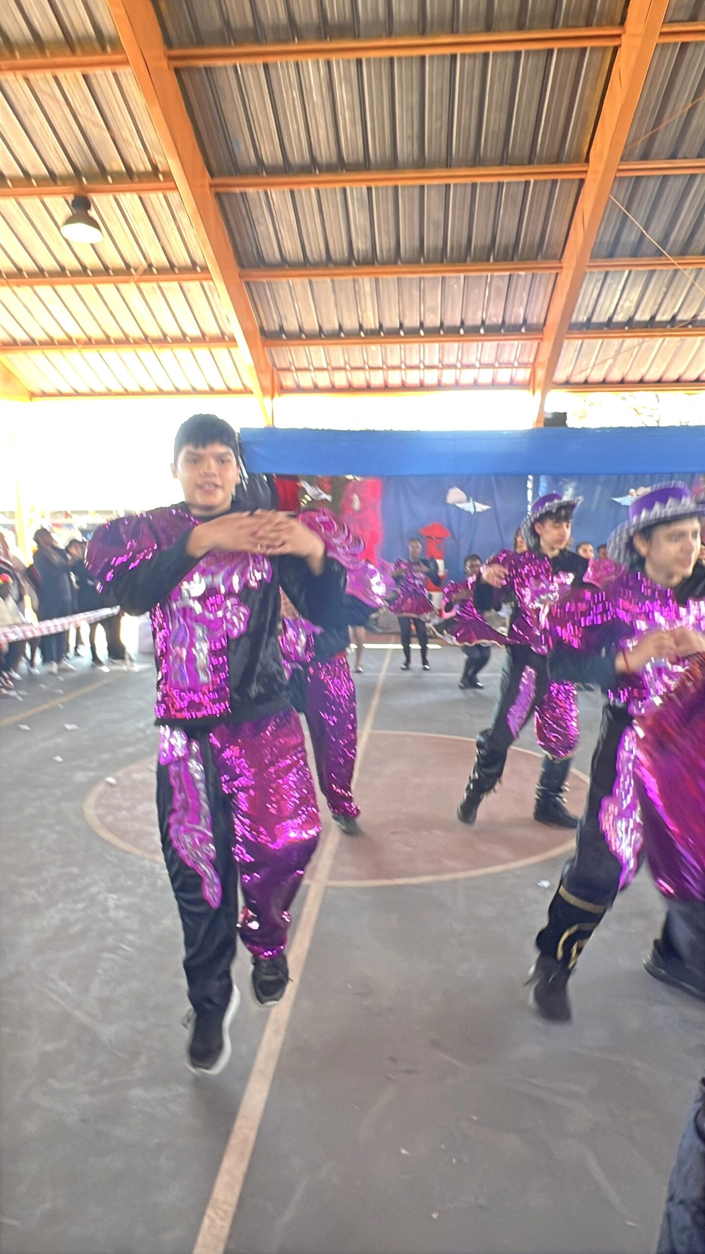 Estudiantes de 8.º básico durante el baile Andu – Caporal (8 de 15)