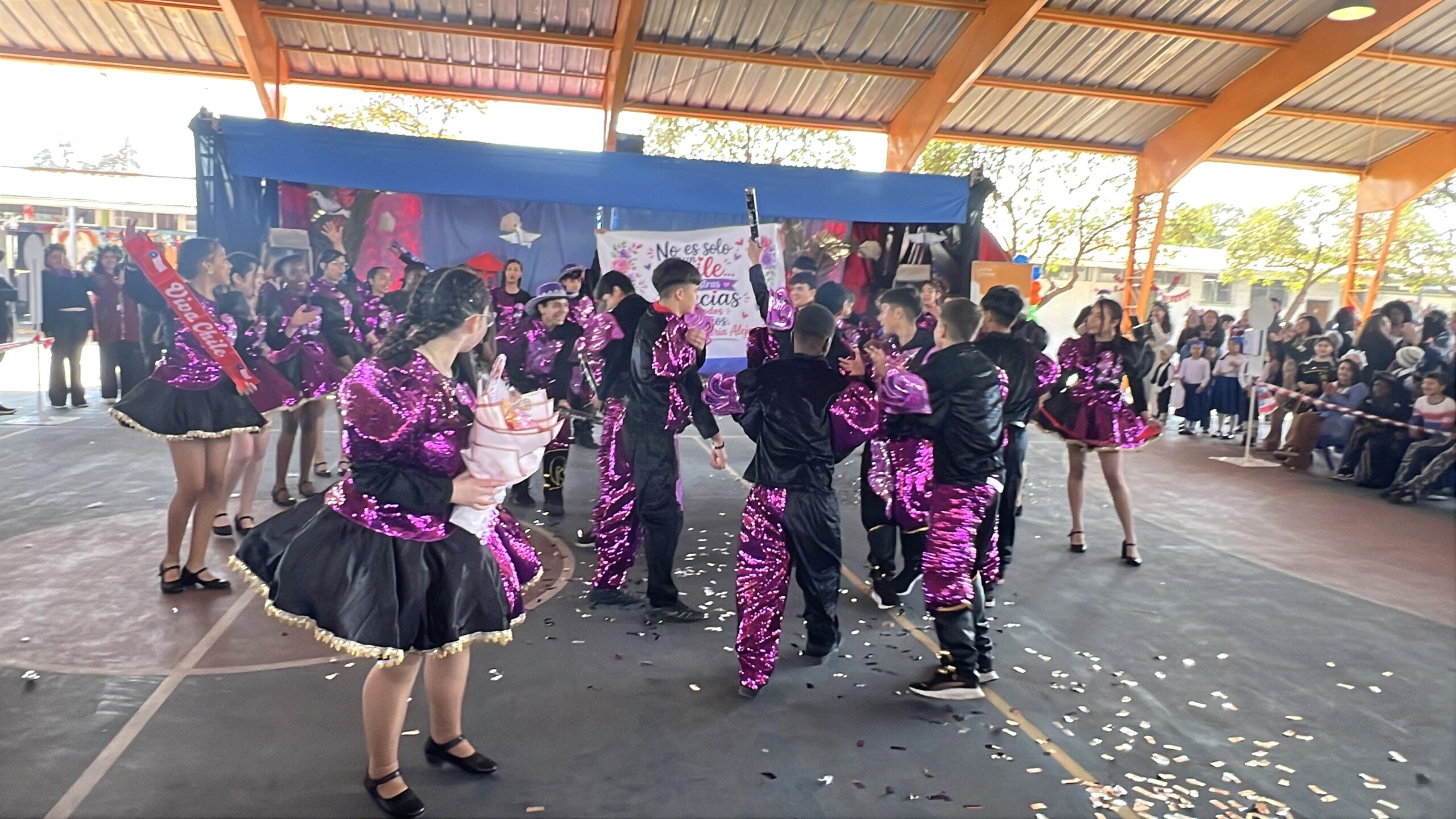 Estudiantes de 8.º básico durante el baile Andu – Caporal (11 de 15)