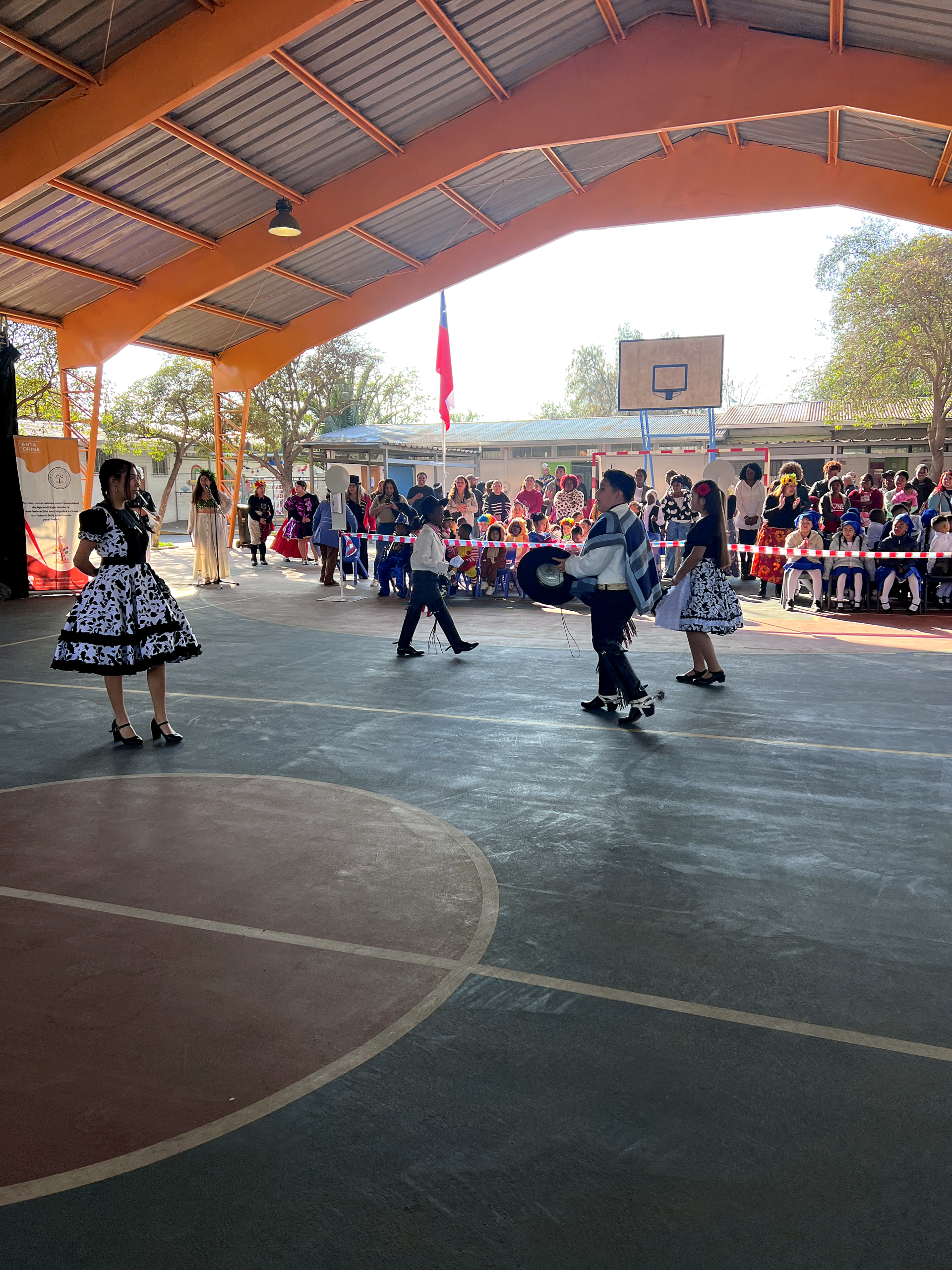 Presentación de cueca de funcionarios - fotografía 1