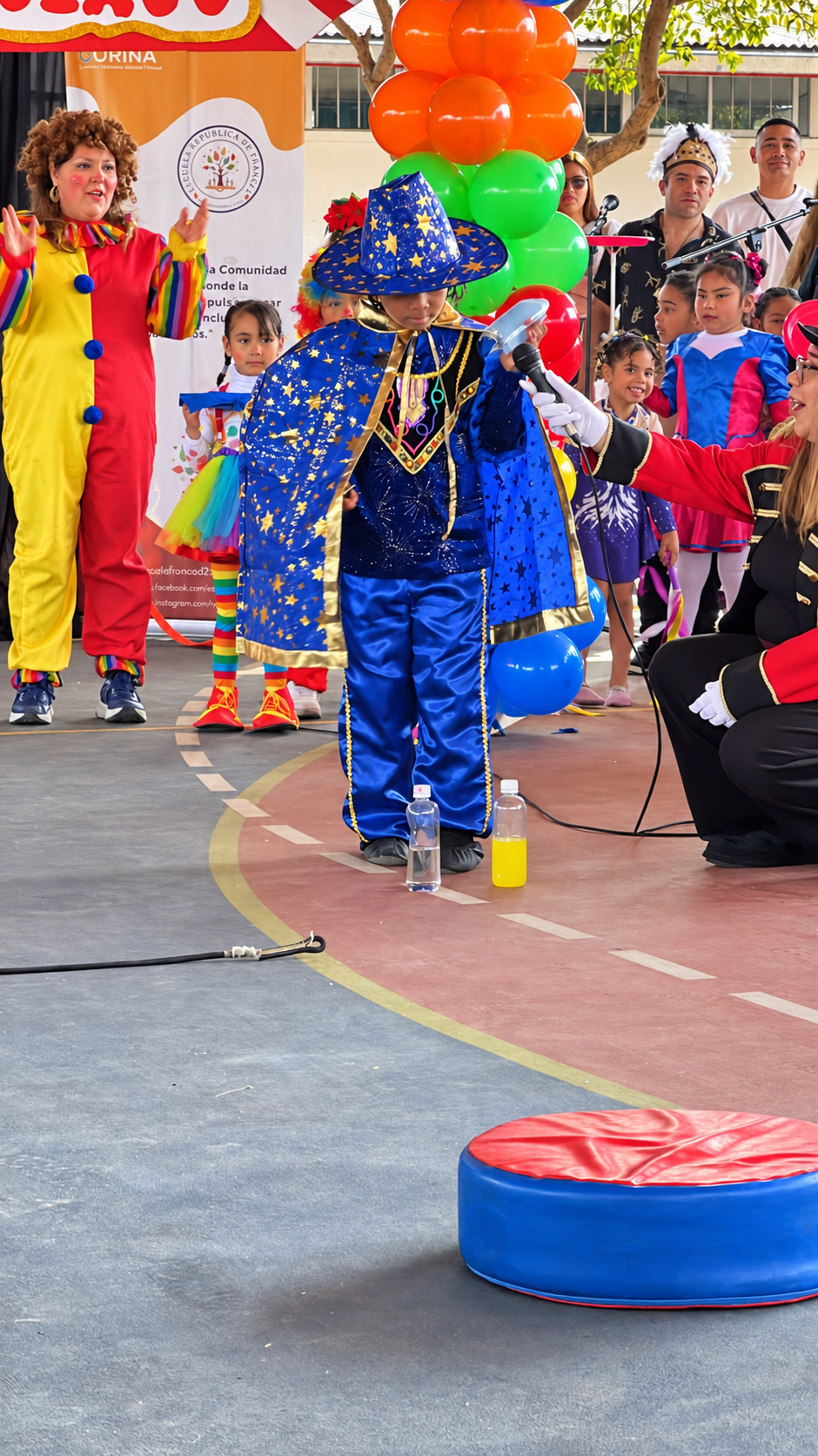 Estudiante con traje de mago en Circo