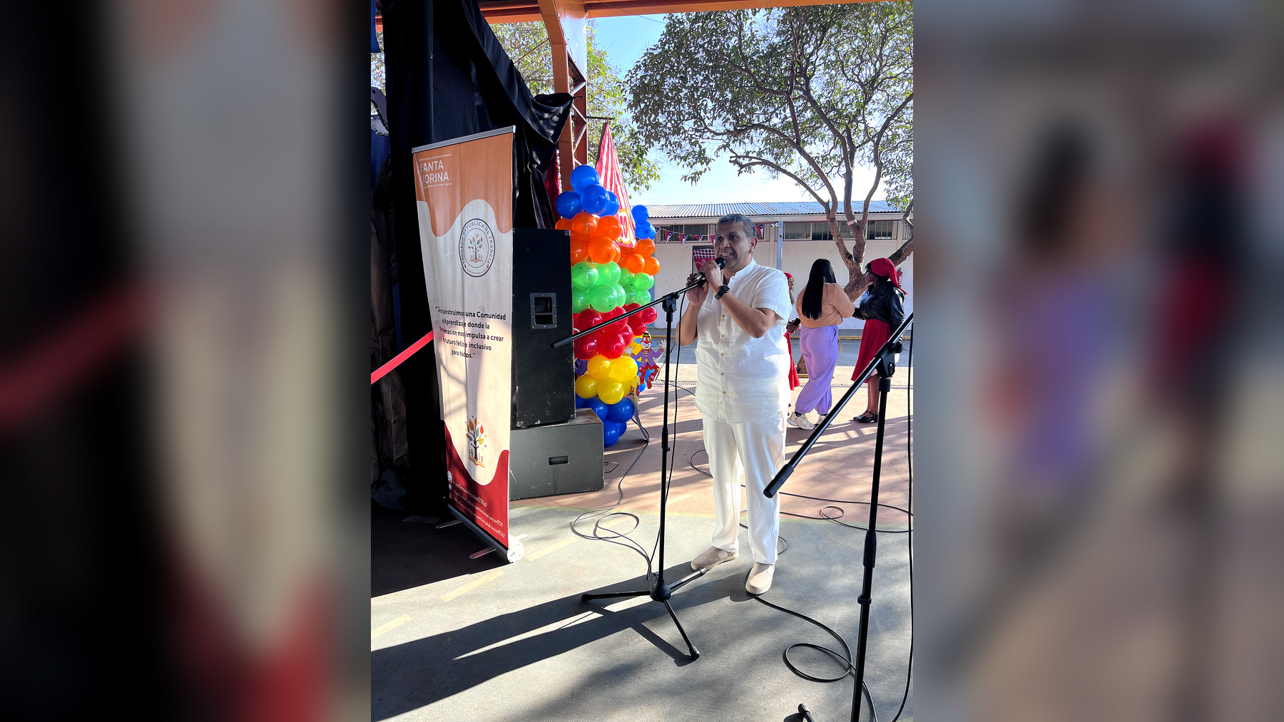 Presentadores guiando el Acto de Fiestas Patrias 2026, fotografía 1