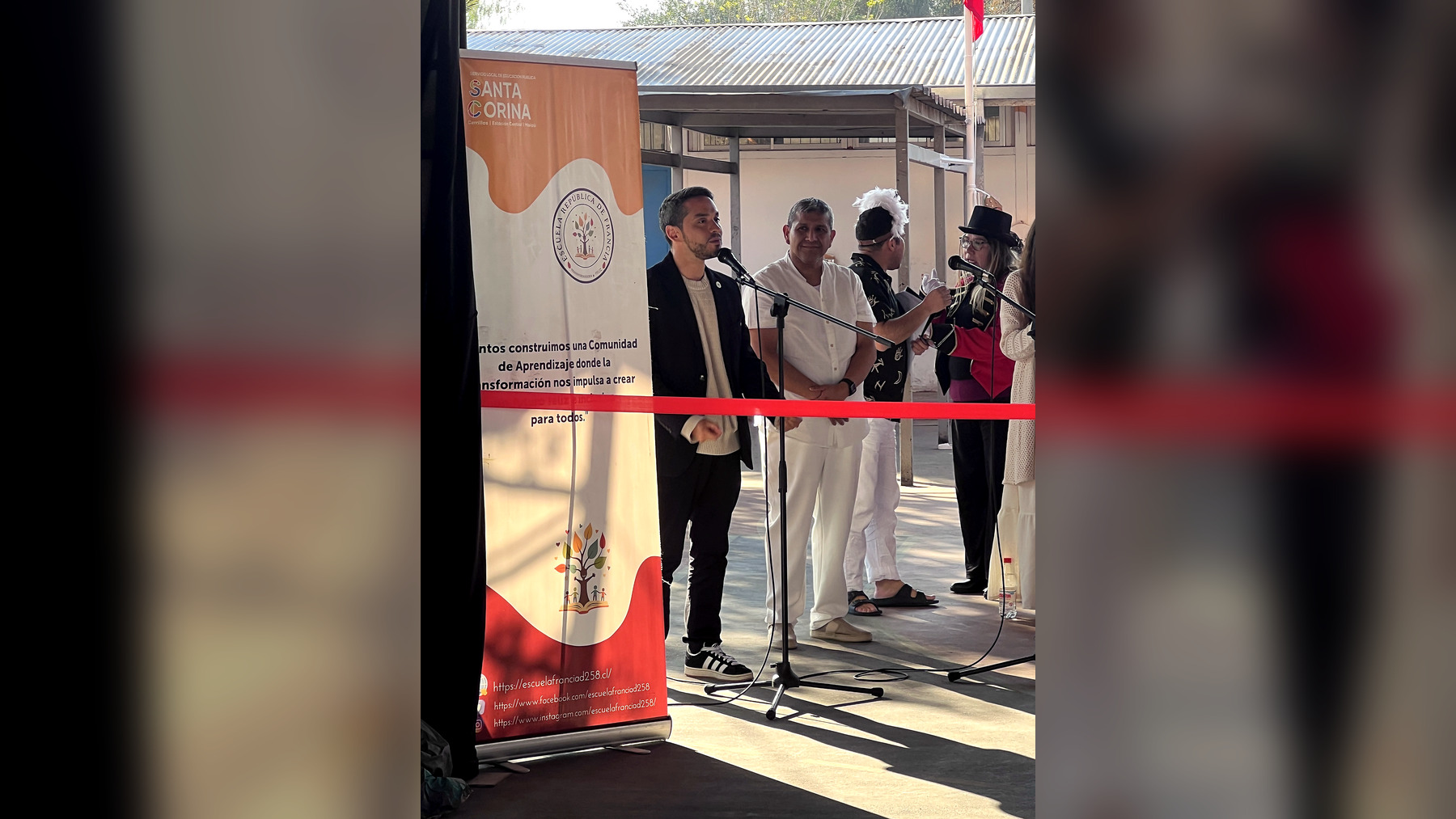 Presentadores guiando el Acto de Fiestas Patrias 2026, fotografía 3