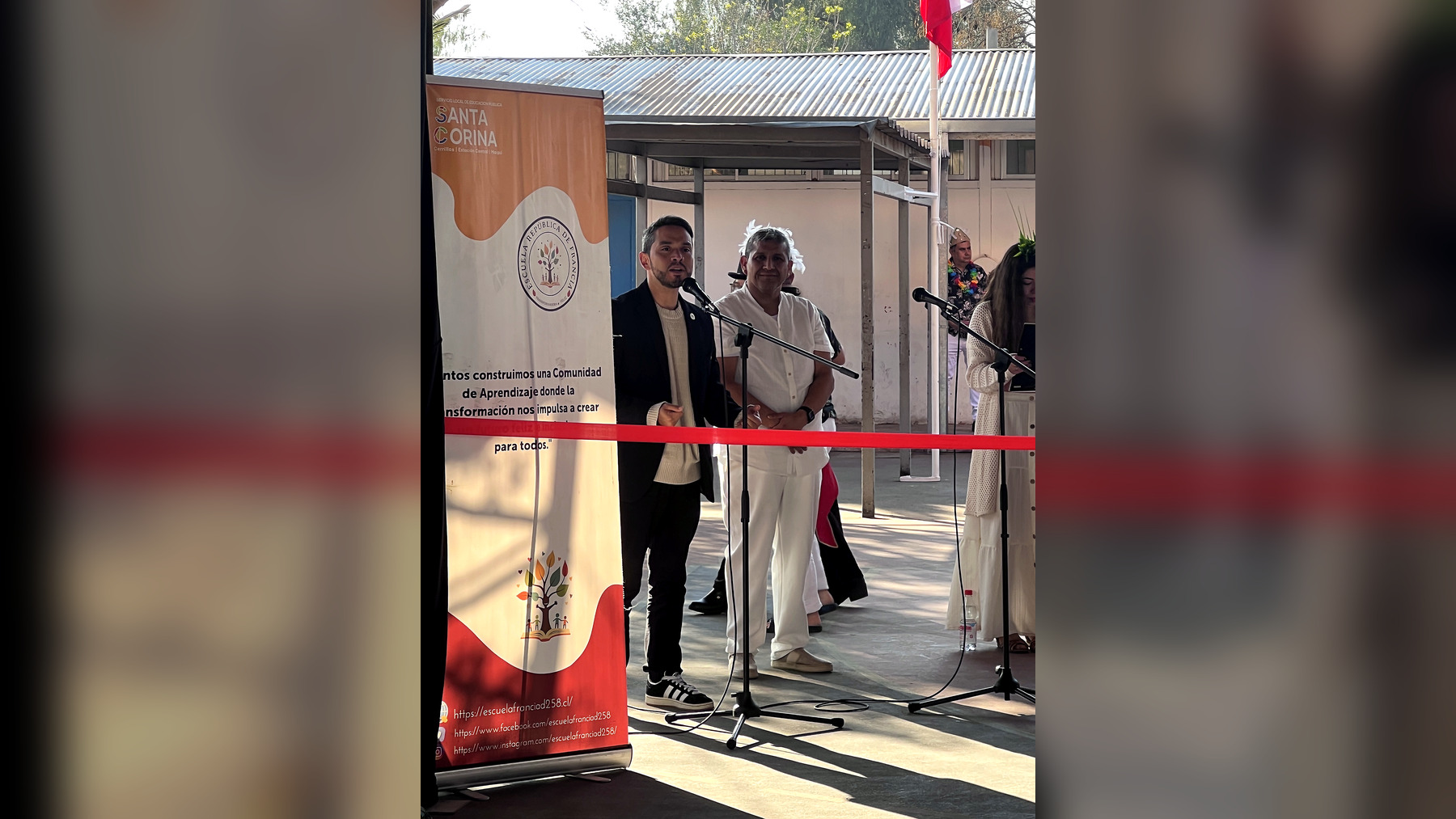 Presentadores guiando el Acto de Fiestas Patrias 2026, fotografía 4