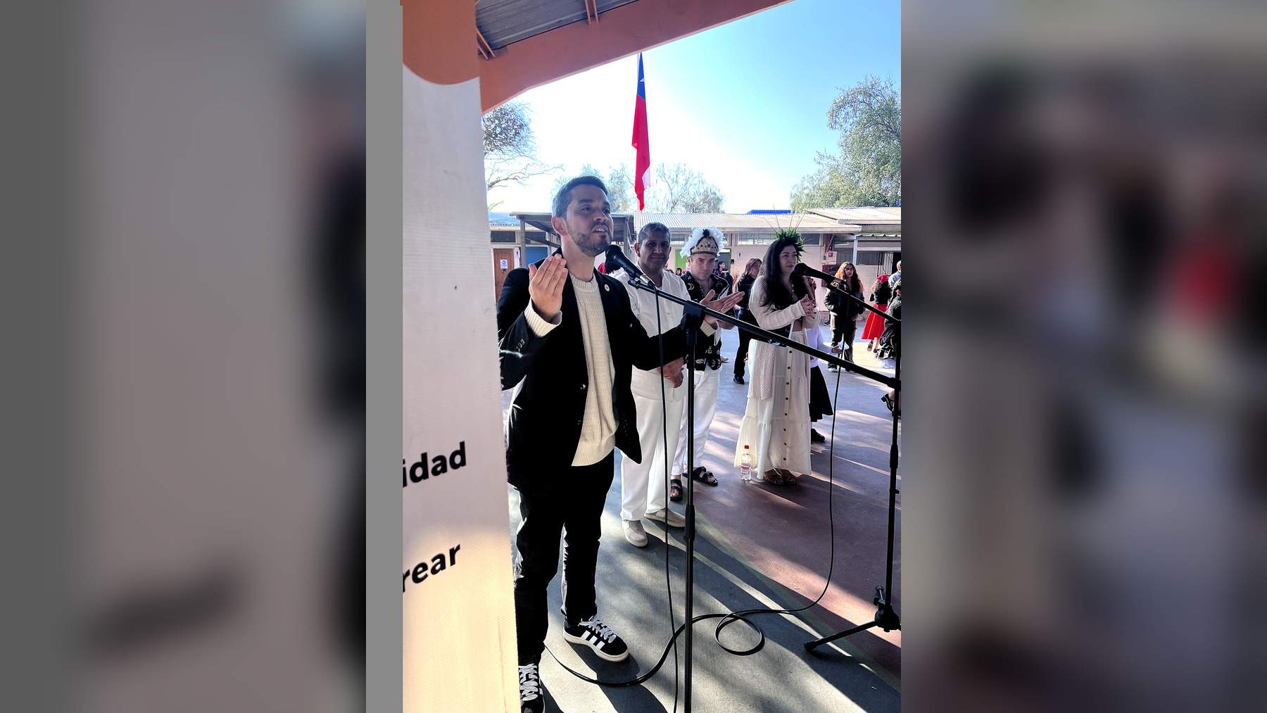 Presentadores guiando el Acto de Fiestas Patrias 2026, fotografía 5