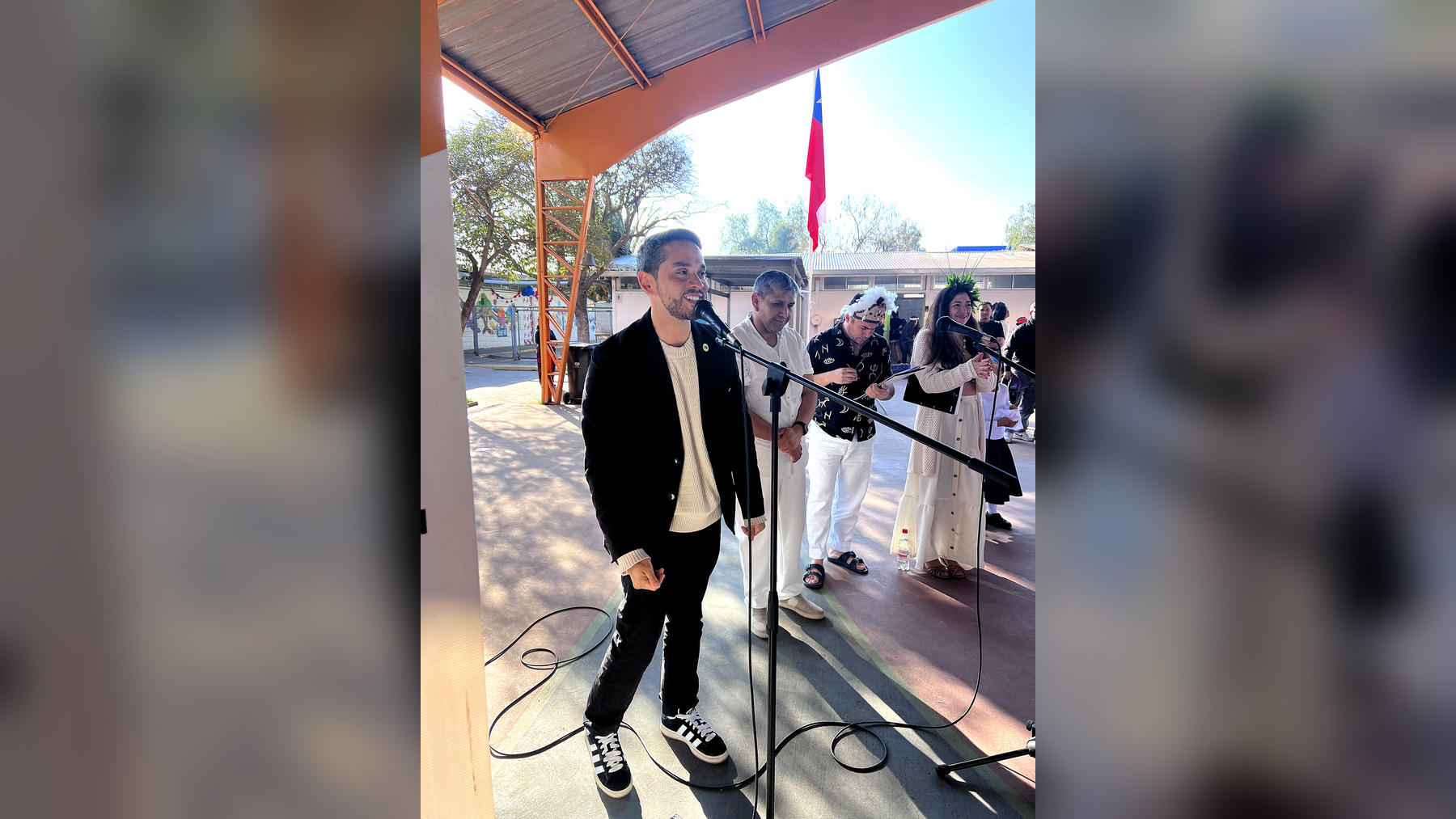 Presentadores guiando el Acto de Fiestas Patrias 2026, fotografía 6