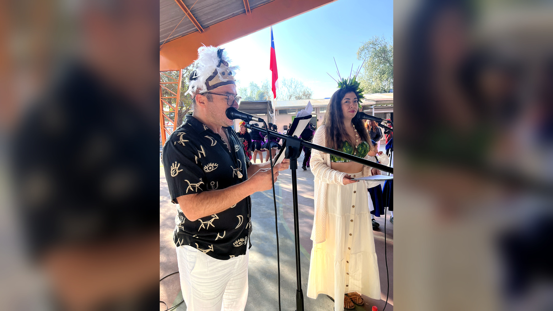 Presentadores guiando el Acto de Fiestas Patrias 2026, fotografía 7