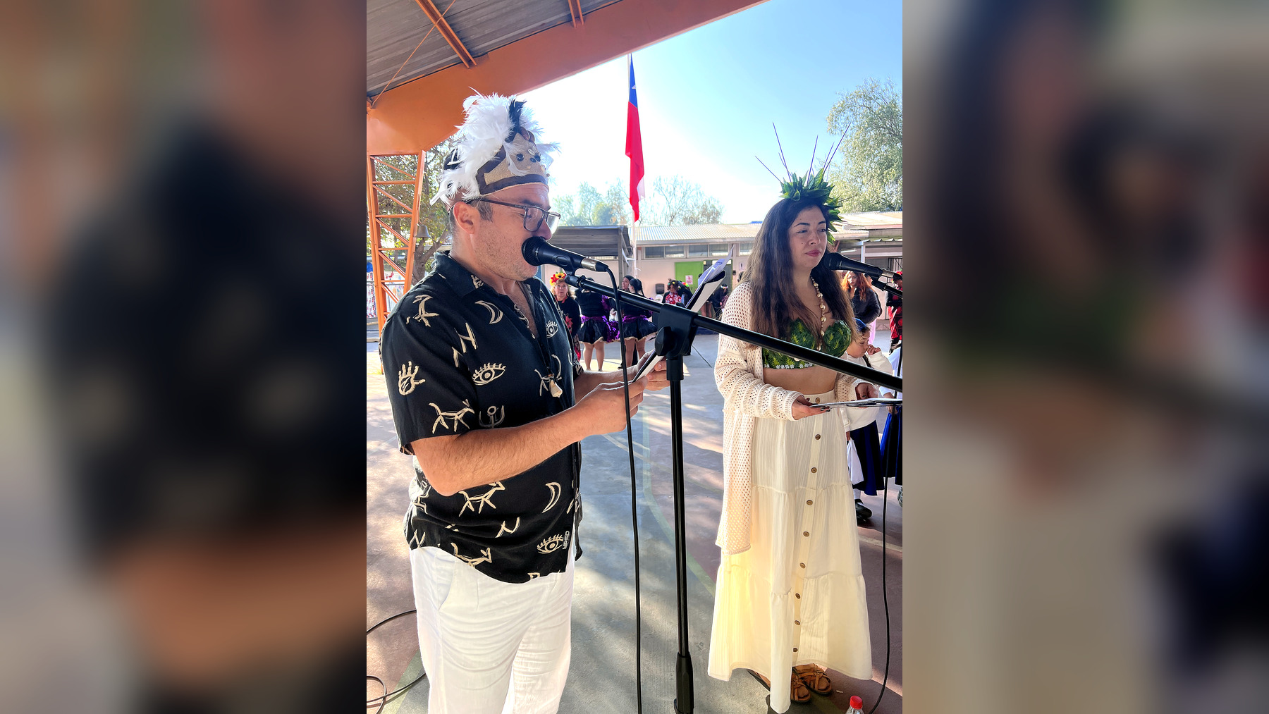 Presentadores guiando el Acto de Fiestas Patrias 2026, fotografía 8